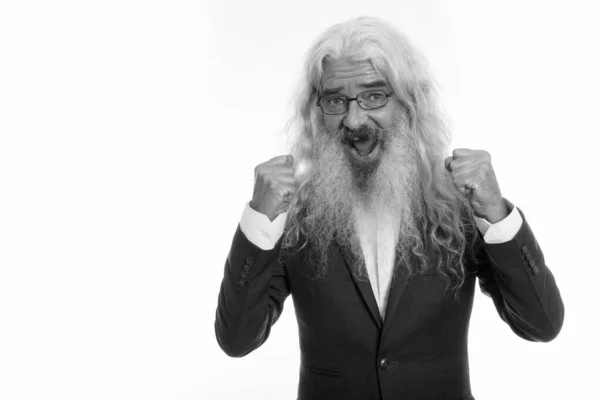 Studio colpo di felice anziano barbuto uomo d'affari sorridente mentre si guarda eccitato e indossa occhiali da vista — Foto Stock