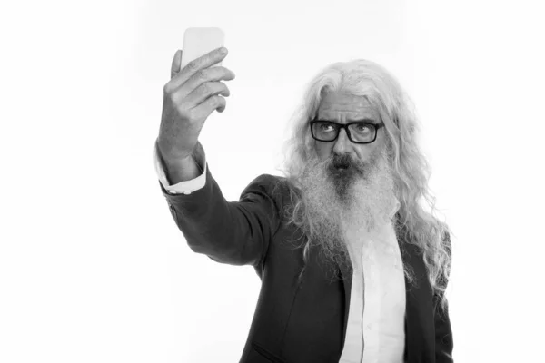 Estudio de toma de foto de hombre de negocios barbudo senior tomando foto selfie con teléfono móvil — Foto de Stock