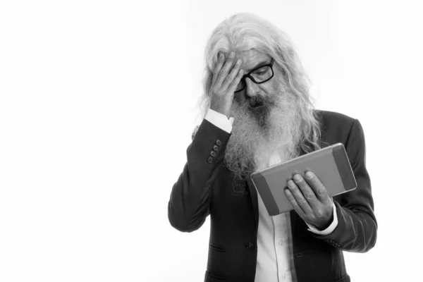 Captura de estudio de hombre de negocios barbudo senior usando tableta digital y con dolor de cabeza — Foto de Stock