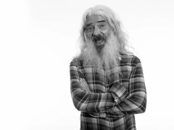 Kollarını kavuşturup gülümseyen yaşlı sakallı adamın stüdyo fotoğrafı. — Stok fotoğraf