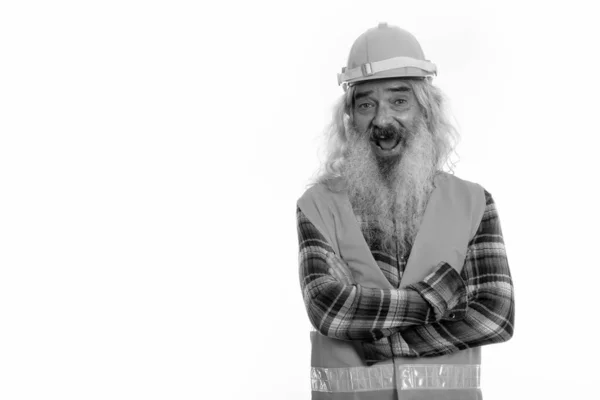 スタジオショットの幸せな先輩ひげを生やした男建設労働者の腕を交差笑顔 — ストック写真