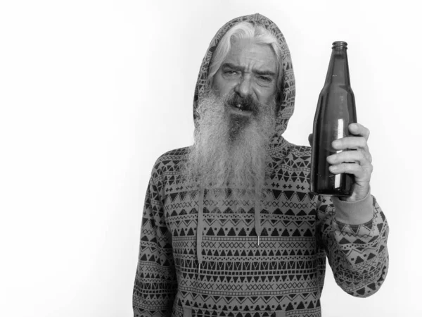 Elinde bira şişesi tutarken kapüşonlu giyen yaşlı ve sarhoş bir adamın stüdyo fotoğrafı. — Stok fotoğraf