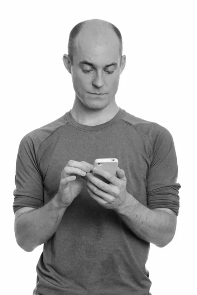 Portret przystojnego łysego mężczyzny korzystającego z telefonu — Zdjęcie stockowe