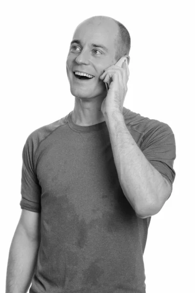 Przemyślany szczęśliwy łysy biały mężczyzna uśmiechający się i rozmawiający przez telefon komórkowy — Zdjęcie stockowe
