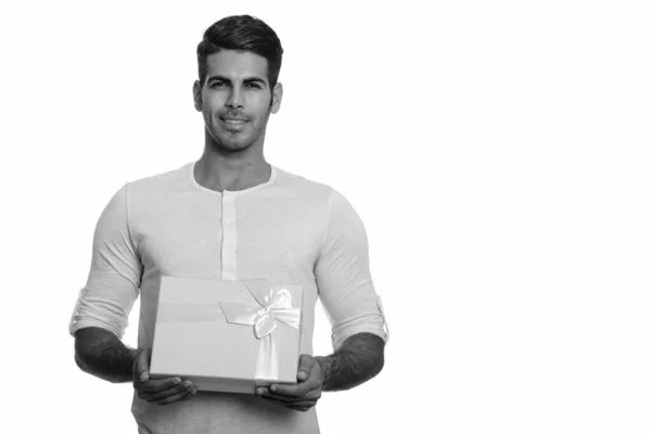 Jovem feliz persa homem sorrindo e segurando caixa de presente — Fotografia de Stock