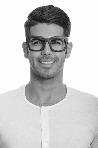Gezicht van de jonge gelukkig Perzische man glimlachend met een bril — Stockfoto