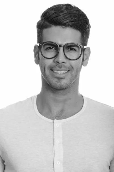 Twarz młodego szczęśliwego Persa uśmiechniętego okularami — Zdjęcie stockowe