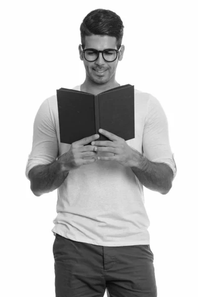 Giovane felice uomo persiano sorridente durante la lettura del libro — Foto Stock