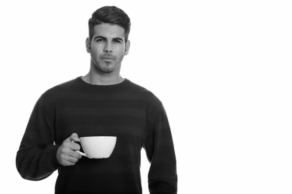 Jeune bel homme persan tenant une tasse de café — Photo