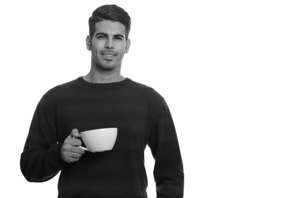 Jeune homme persan heureux souriant et tenant tasse de café — Photo