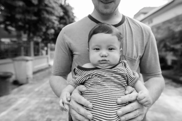 屋外の自宅で父と赤ちゃんの息子の絆 — ストック写真