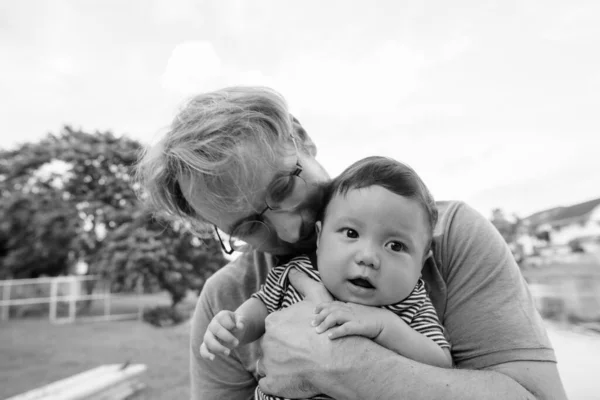 屋外の自宅で父と赤ちゃんの息子の絆 — ストック写真
