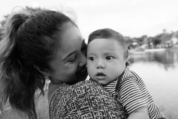 Mother and baby son bonding together at the park — Stock Photo, Image