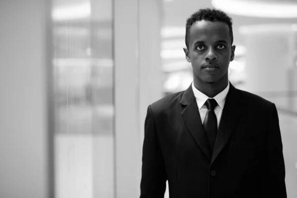 市内を探索する訴訟の若いアフリカのビジネスマン — ストック写真