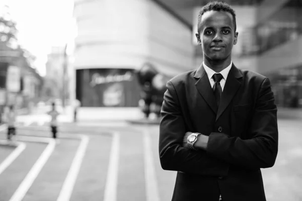 Νεαρός Αφρικανός επιχειρηματίας με κοστούμι εξερευνώντας την πόλη — Φωτογραφία Αρχείου