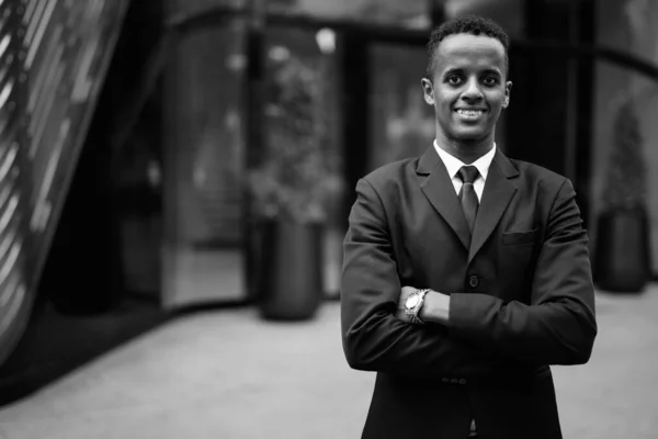 Fiatal afrikai üzletember öltönyben felfedezi a várost — Stock Fotó