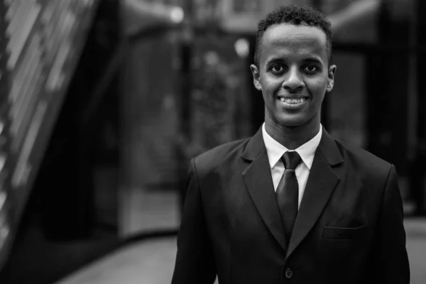 Joven empresario africano de traje explorando la ciudad —  Fotos de Stock