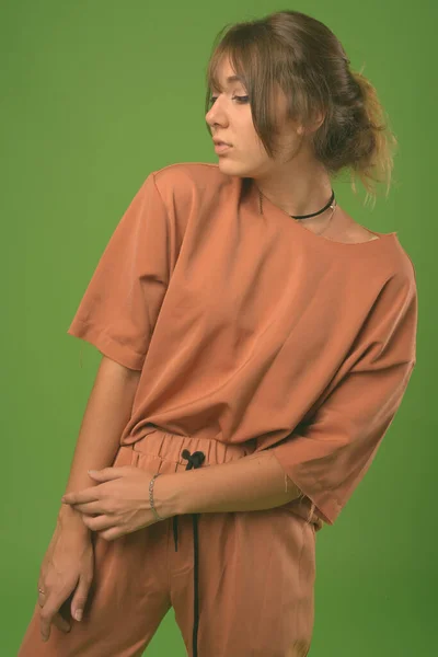 Yeşil arka planda genç ve güzel bir kadının stüdyo çekimi — Stok fotoğraf