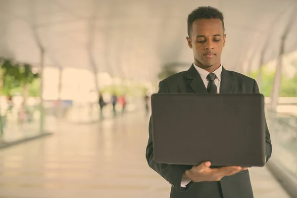 Young African businessman exploring the city of Bangkok, Thailand — Stock Photo, Image