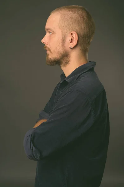Портрет фінського чоловіка на сірому фоні — стокове фото
