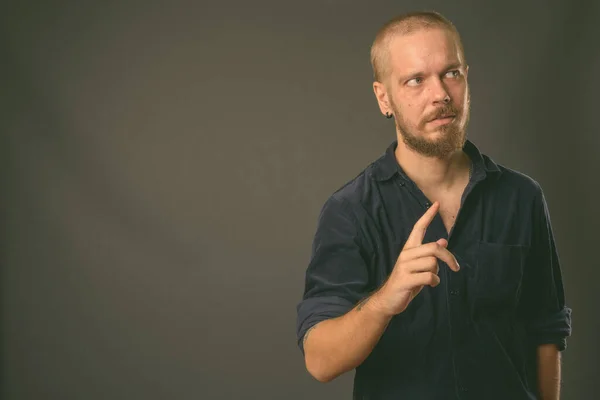 Retrato del hombre finlandés sobre fondo gris —  Fotos de Stock