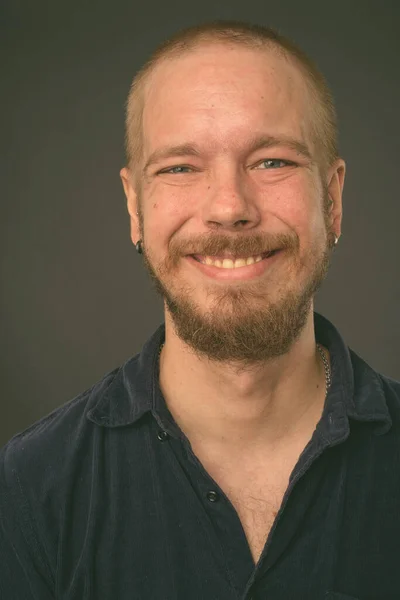 회색 배경에 반한 핀란드 남자의 모습 — 스톡 사진