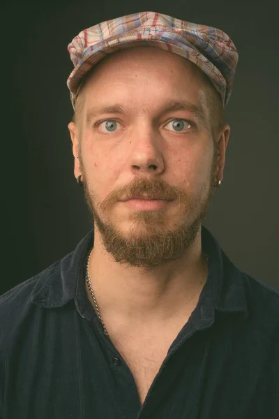 Portret fińskiego mężczyzny na szarym tle — Zdjęcie stockowe