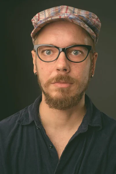 Retrato del hombre finlandés sobre fondo gris —  Fotos de Stock