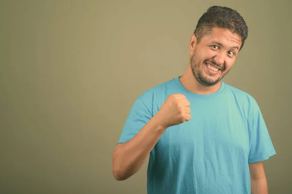 Hombre persa barbudo con camisa azul sobre fondo de color — Foto de Stock