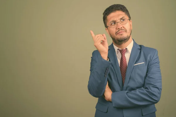 Baard Perzische zakenman dragen pak tegen gekleurde achtergrond — Stockfoto