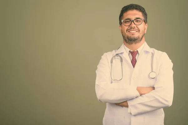 Barbudo médico hombre persa contra fondo de color — Foto de Stock