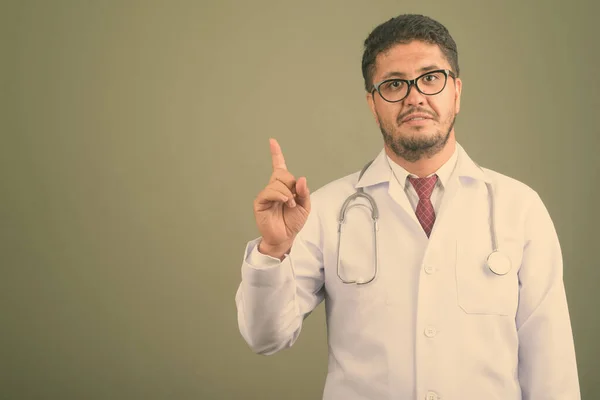 Bärtiger persischer Arzt vor farbigem Hintergrund — Stockfoto