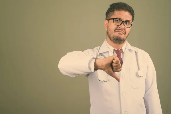 Vousatý perský muž lékař na barevném pozadí — Stock fotografie