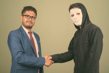 Sakallı İranlı işadamı ve genç Hintli adam, renkli bir geçmişe sahipler.