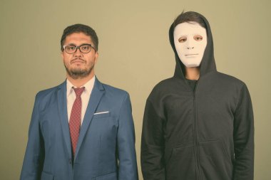 Sakallı İranlı işadamı ve genç Hintli adam, renkli bir geçmişe sahipler.