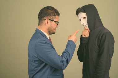 Sakallı İranlı işadamı ve genç Hintli adam, renkli bir geçmişe sahipler.