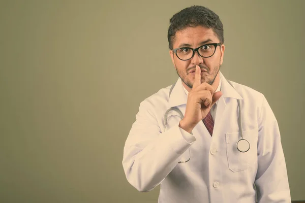 Barbu perse homme médecin sur fond coloré — Photo