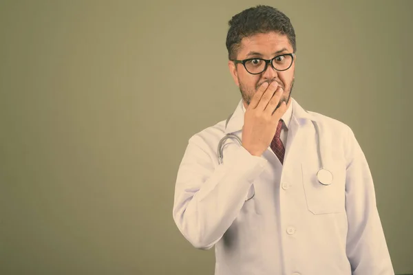 Barbudo médico hombre persa contra fondo de color —  Fotos de Stock