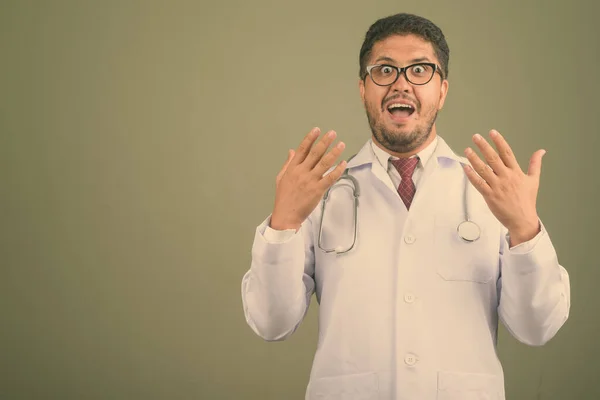 Homem barbudo persa médico contra fundo colorido — Fotografia de Stock