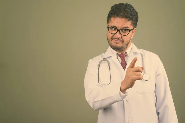 Bärtiger persischer Arzt vor farbigem Hintergrund — Stockfoto