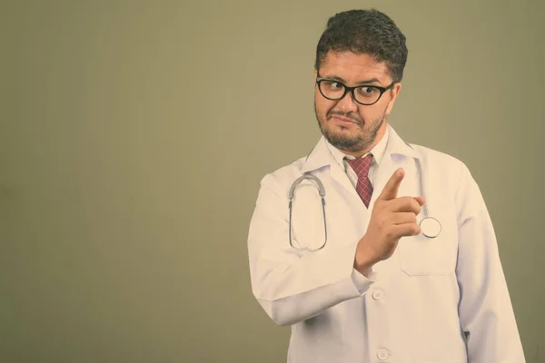 Barbudo médico hombre persa contra fondo de color —  Fotos de Stock