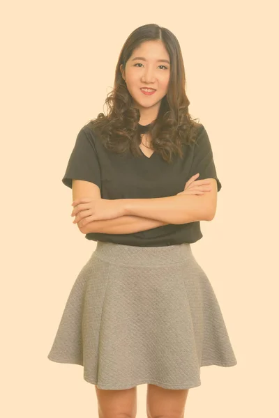 Portret szczęśliwej młodej, pięknej, azjatyckiej bizneswoman uśmiechającej się z skrzyżowanymi ramionami — Zdjęcie stockowe