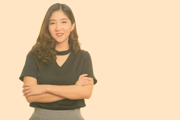 Retrato de feliz jovem bela empresária asiática sorrindo com os braços cruzados — Fotografia de Stock