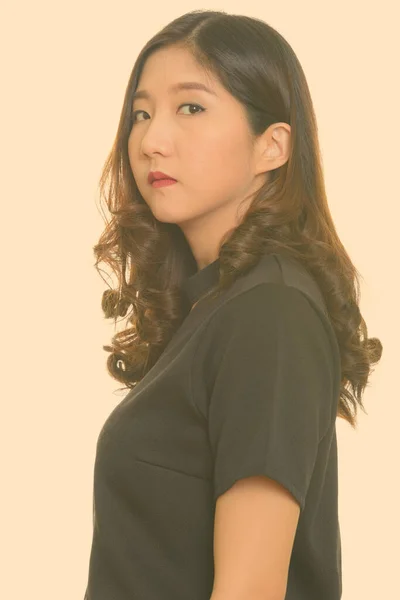 Profil widok młody piękny Azji businesswoman patrząc w aparat — Zdjęcie stockowe