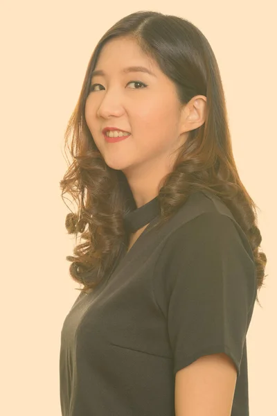 Portret szczęśliwej młodej, pięknej, azjatyckiej bizneswoman pokazuje coś — Zdjęcie stockowe