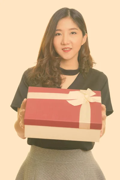 Młody szczęśliwy Azji bizneswoman dając prezent pudełko gotowy dla Walentynki — Zdjęcie stockowe
