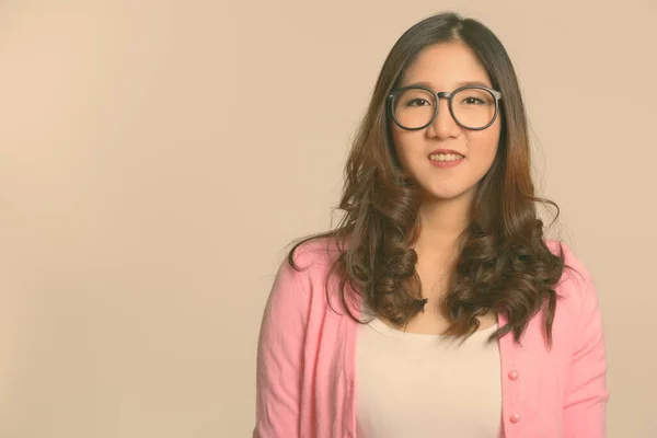Retrato de feliz joven hermosa mujer nerd asiática con gafas — Foto de Stock