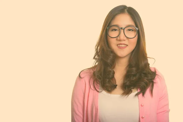 Retrato de feliz joven hermosa mujer nerd asiática con gafas — Foto de Stock
