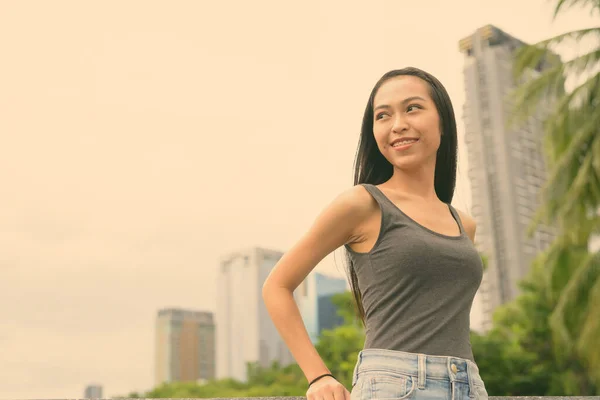 Jonge mooie Aziatische vrouw ontspannen in het park — Stockfoto