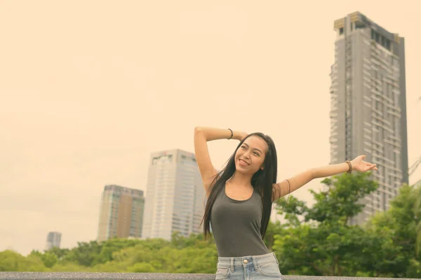 Jovem bela mulher asiática relaxante no parque — Fotografia de Stock